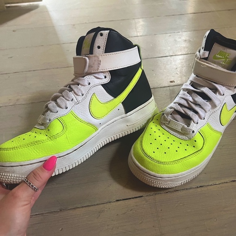 Womens Air Force 1 High Top Shoe (unique color scheme)